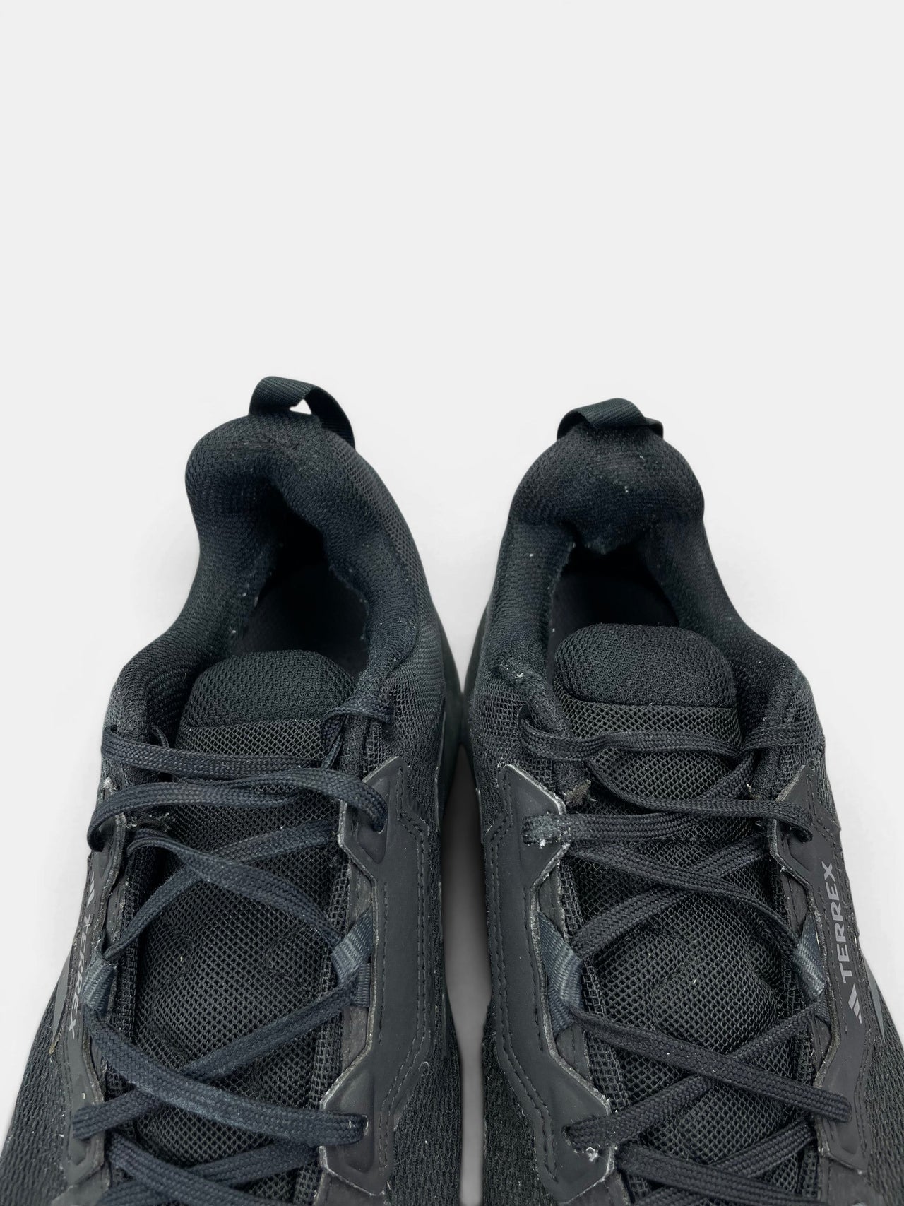 Adidas Terrex AX4 Black Carbon — buty sportowe męskie w bardzo dobrym stanie rozmiar 44, zapiętki butów