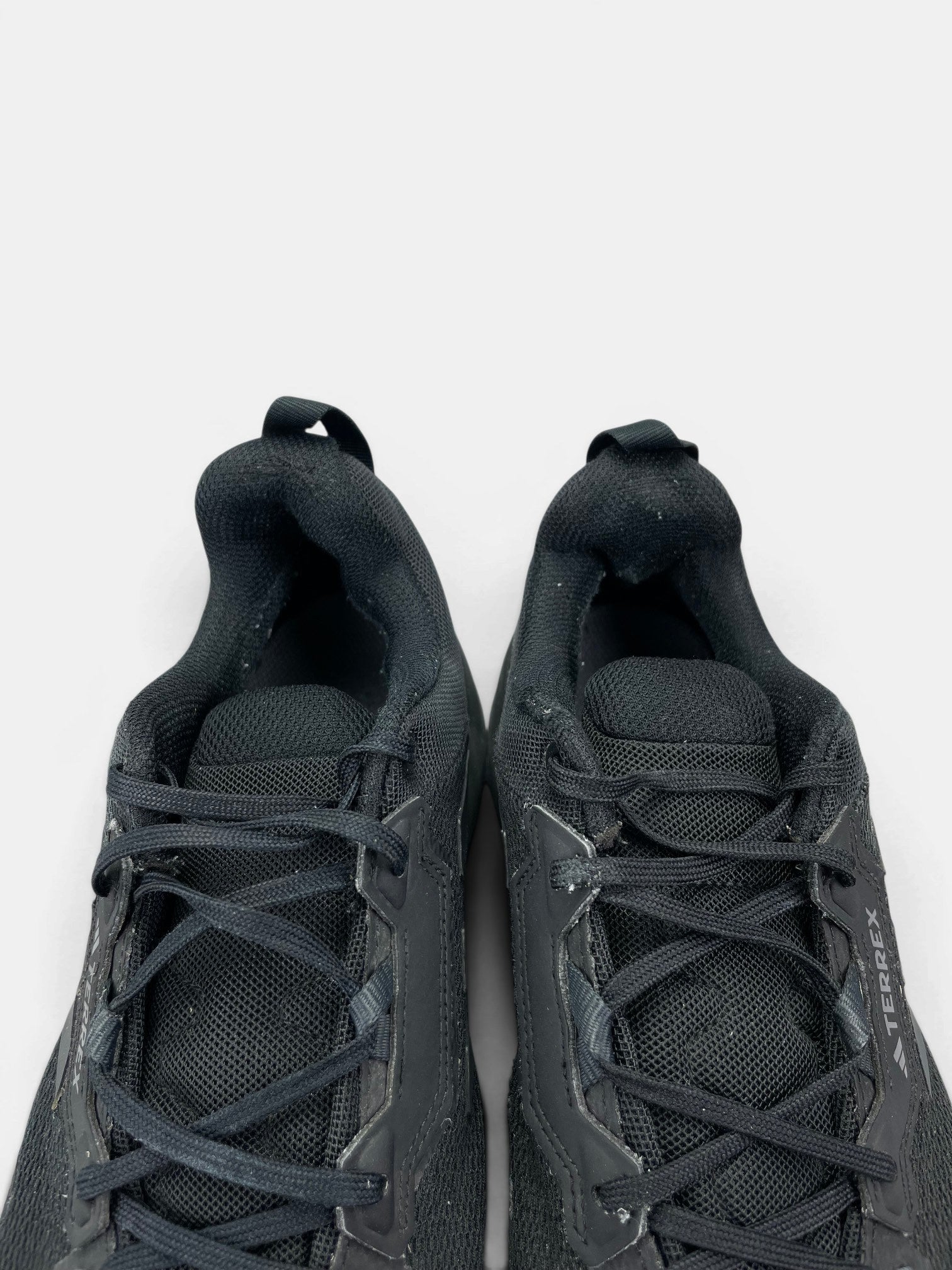Adidas Terrex AX4 Black Carbon — buty sportowe męskie w bardzo dobrym stanie rozmiar 44, zapiętki butów