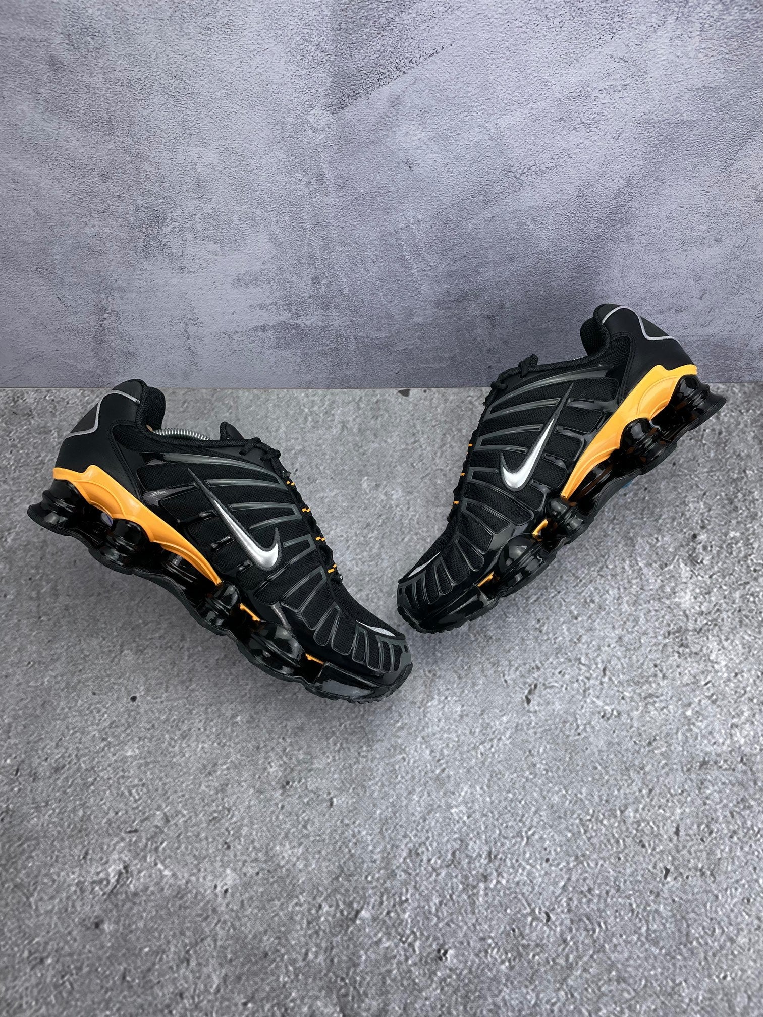 Nike Shox TL IF7119-001 - buty sportowe, zewnętrzny panel prawego buta