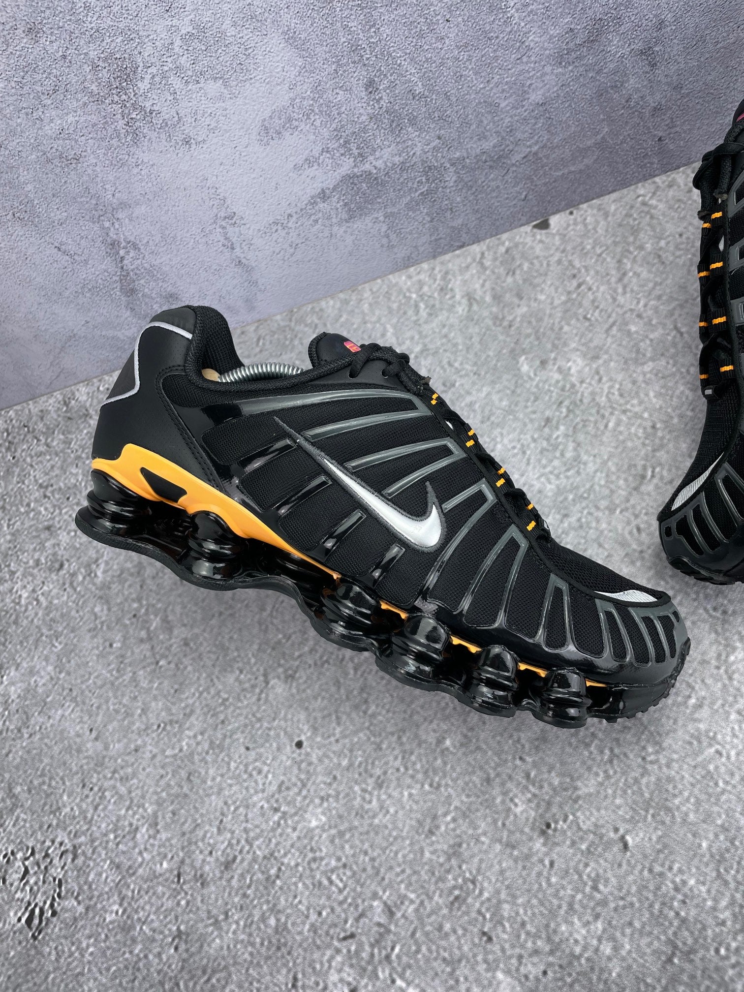 Nike Shox TL IF7119-001 - buty sportowe, zewnętrzny panel lewego buta