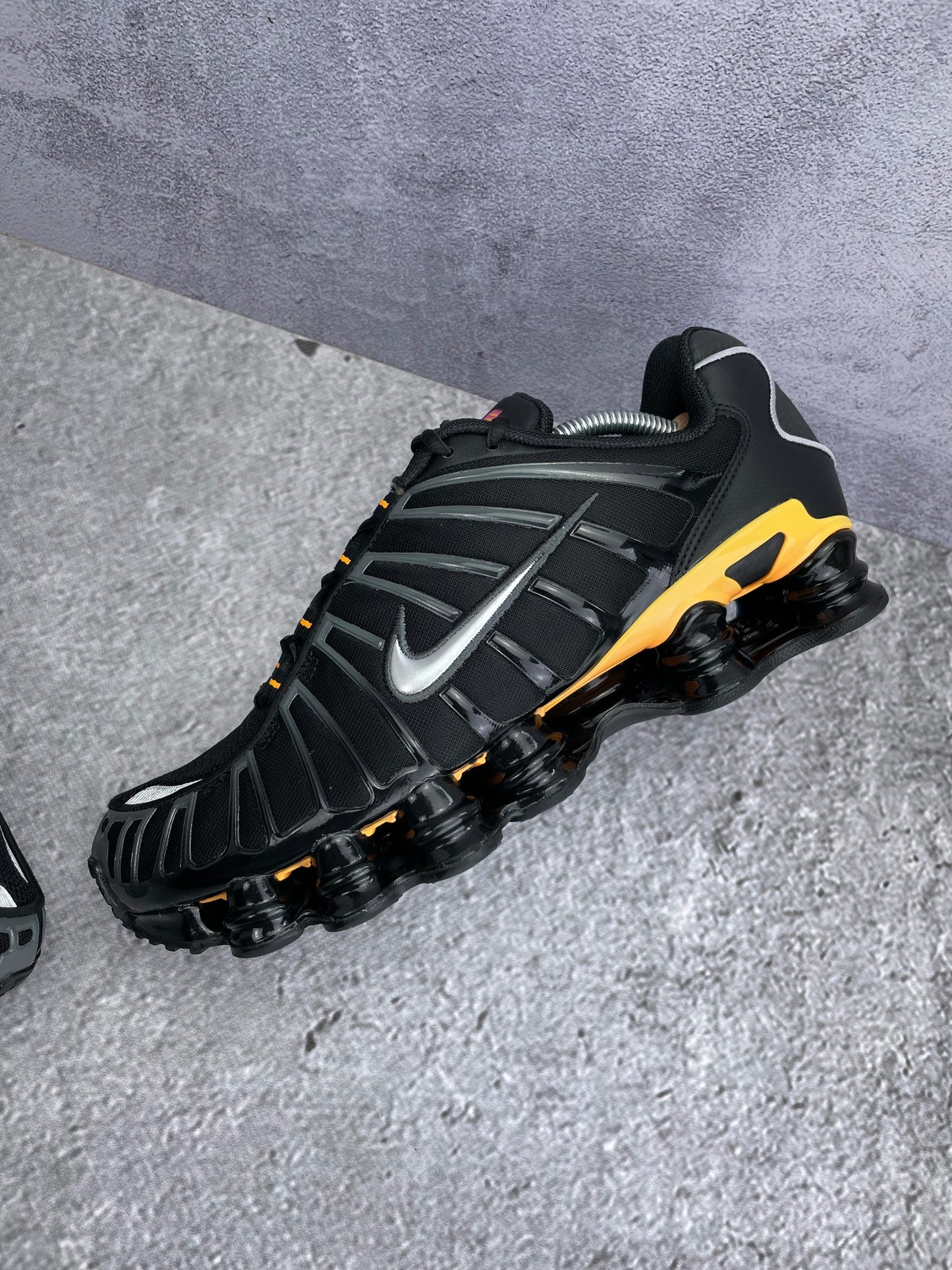 Nike Shox TL IF7119-001 - buty sportowe, widok z góry na wewnętrzną stronę butów