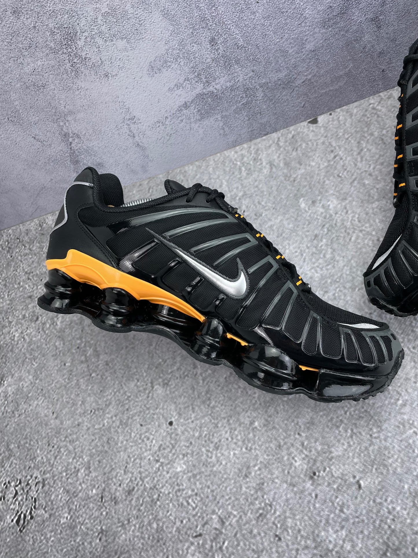 Nike Shox TL IF7119-001 - buty sportowe, wewnętrzny panel lewego buta