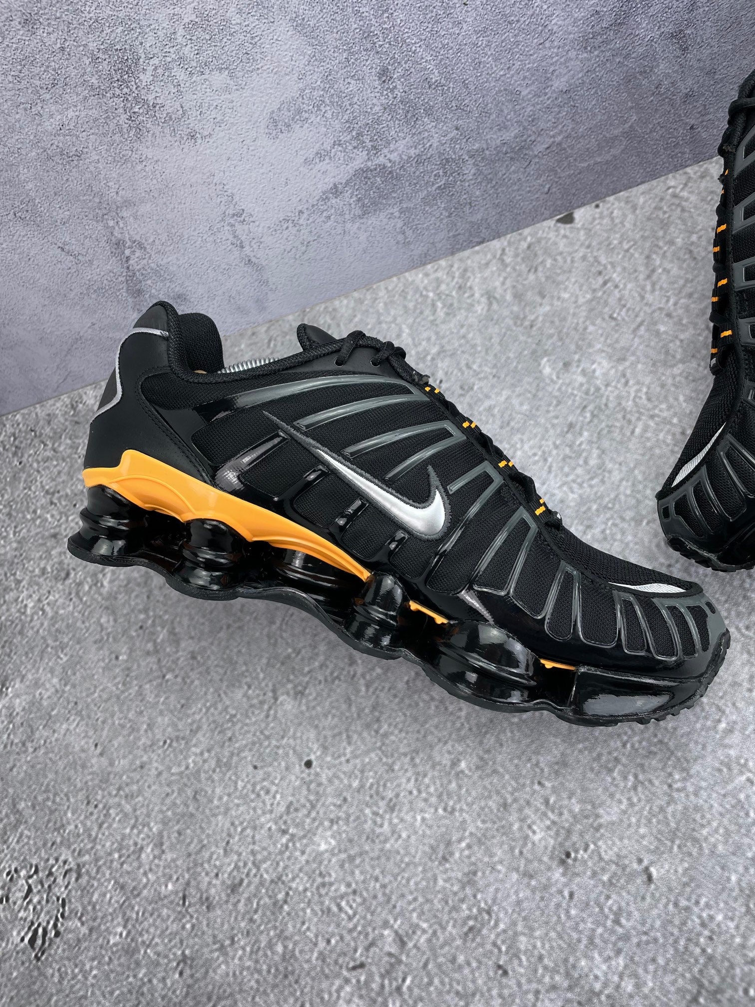 Nike Shox TL IF7119-001 - buty sportowe, wewnętrzny panel lewego buta