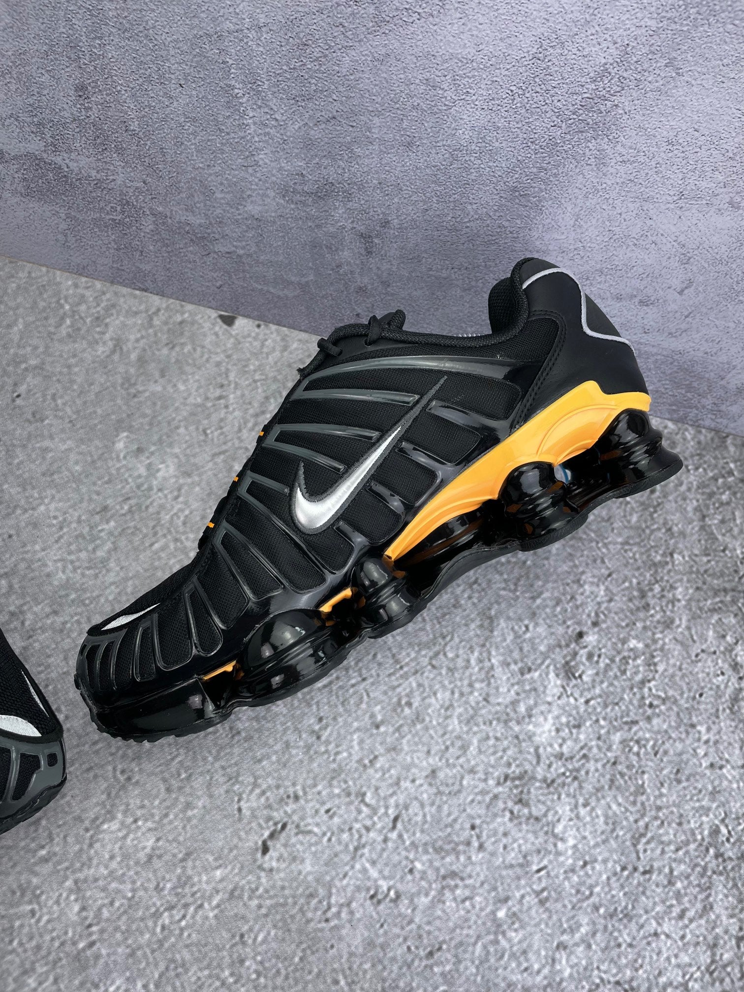 Nike Shox TL IF7119-001 - buty sportowe, wewnętrzny panel prawego buta