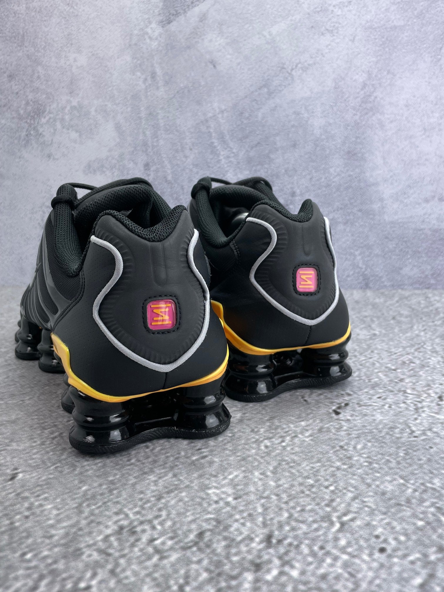 Nike Shox TL IF7119-001 - buty sportowe, widok z tyłu