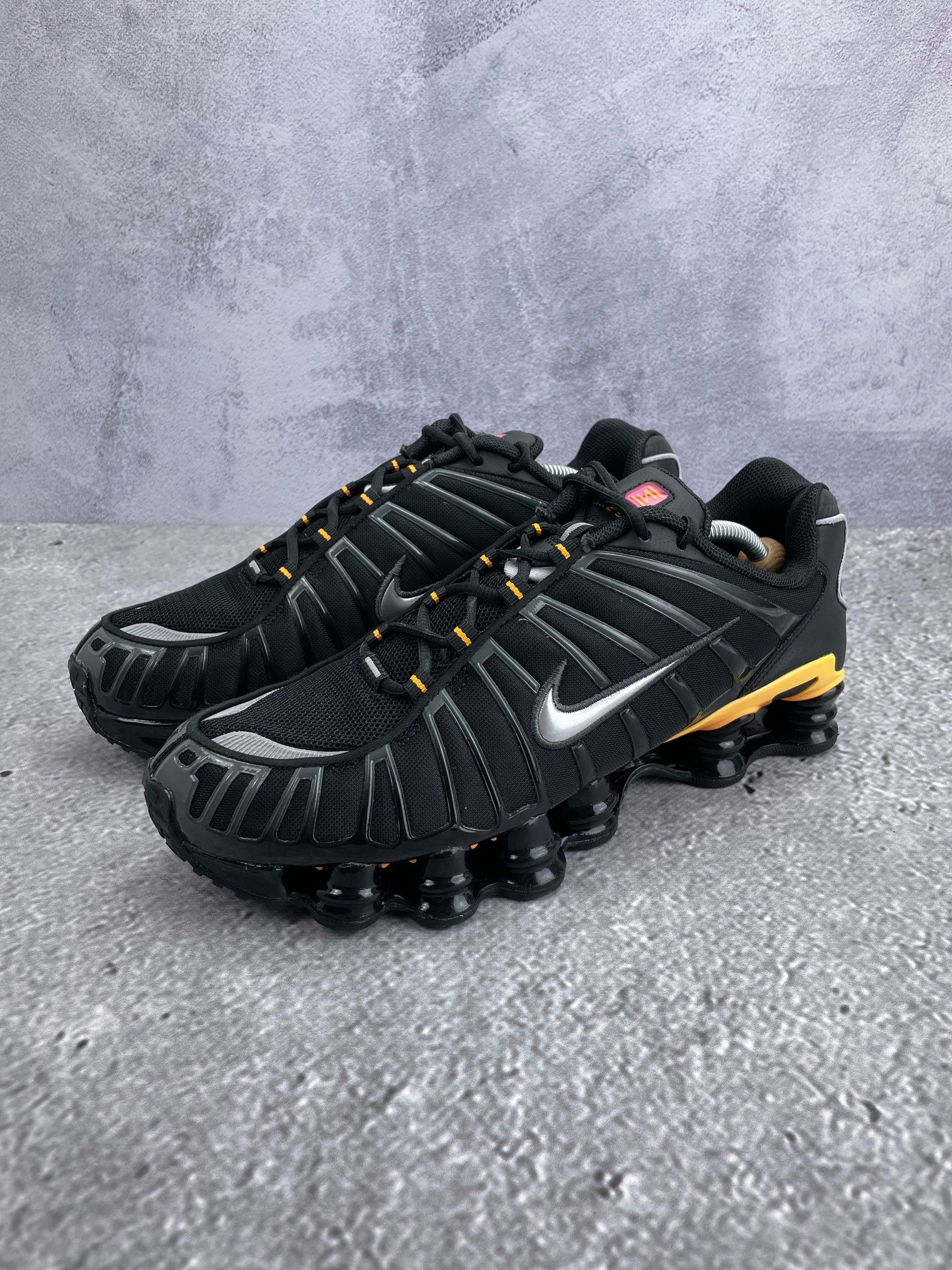 Nike Shox TL IF7119-001 - buty sportowe, widok z boku na tle studyjnym