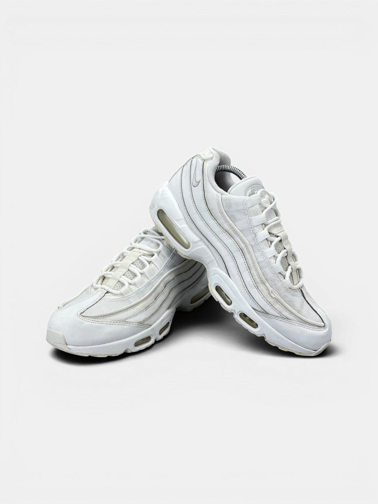 Nike Air Max 95 Essential Triple White — buty sportowe męskie w bardzo dobrym stanie rozmiar 43, boczny profil