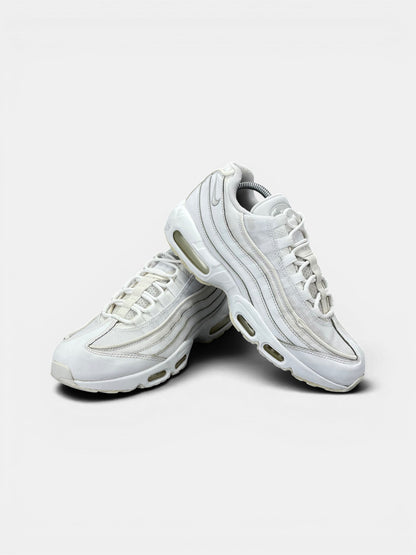 Nike Air Max 95 Essential Triple White — buty sportowe męskie w bardzo dobrym stanie rozmiar 43, boczny profil