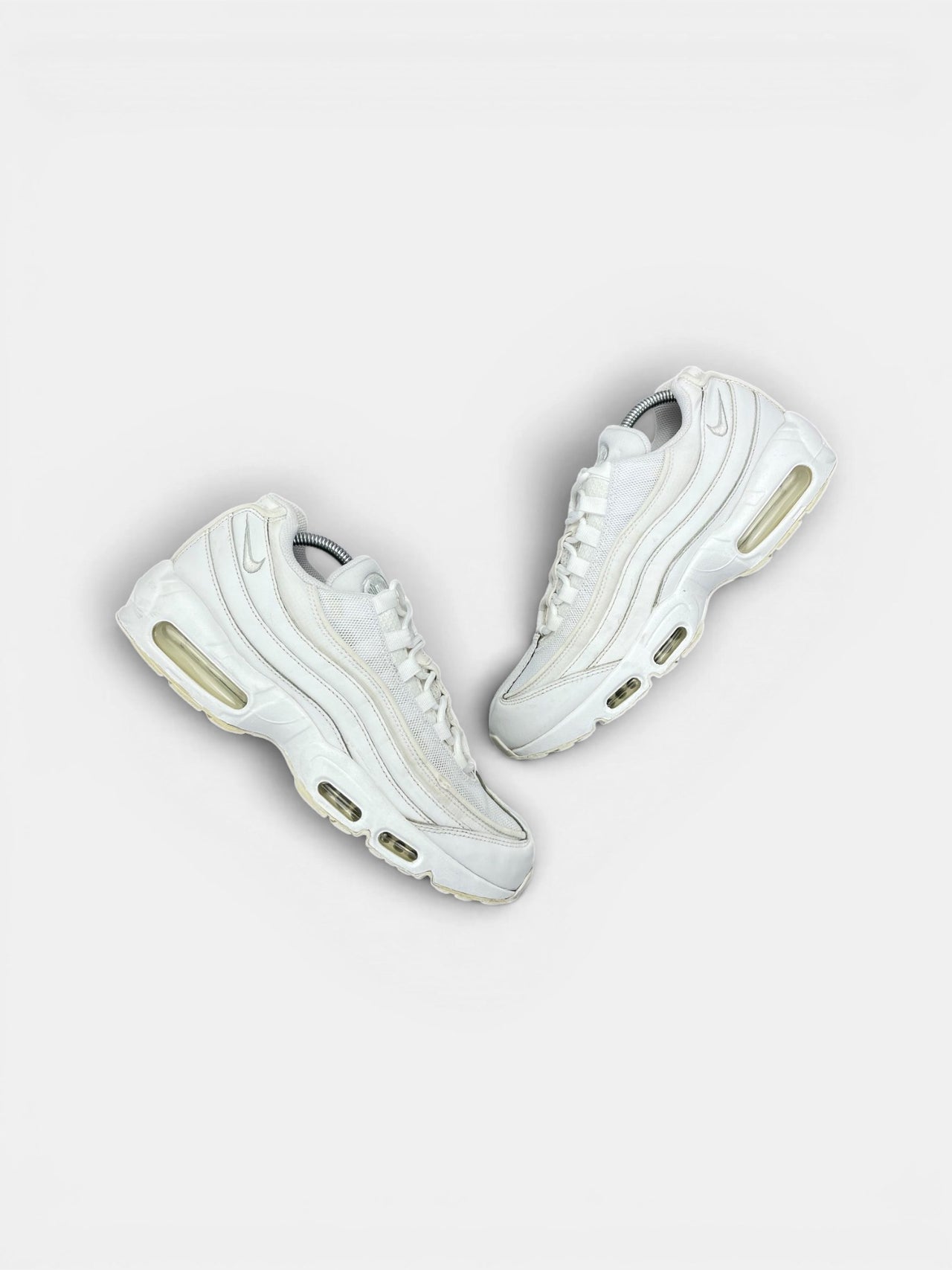 Nike Air Max 95 Essential Triple White — buty sportowe męskie w bardzo dobrym stanie rozmiar 43, widok z góry na zewnętrzną stronę butów