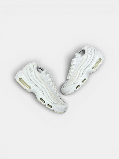 Nike Air Max 95 Essential Triple White — buty sportowe męskie w bardzo dobrym stanie rozmiar 43, widok z góry na zewnętrzną stronę butów