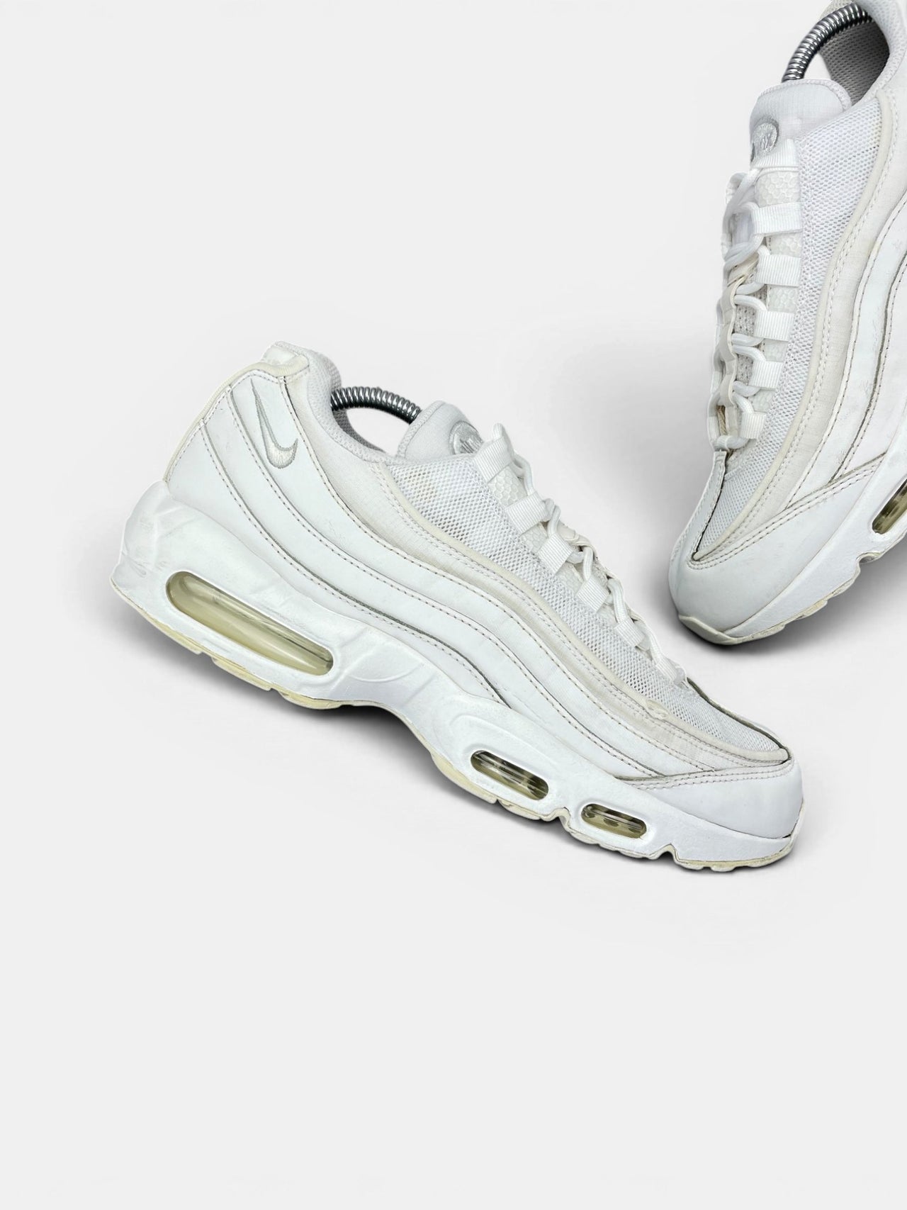 Nike Air Max 95 Essential Triple White — buty sportowe męskie w bardzo dobrym stanie rozmiar 43, zewnętrzny panel prawego buta
