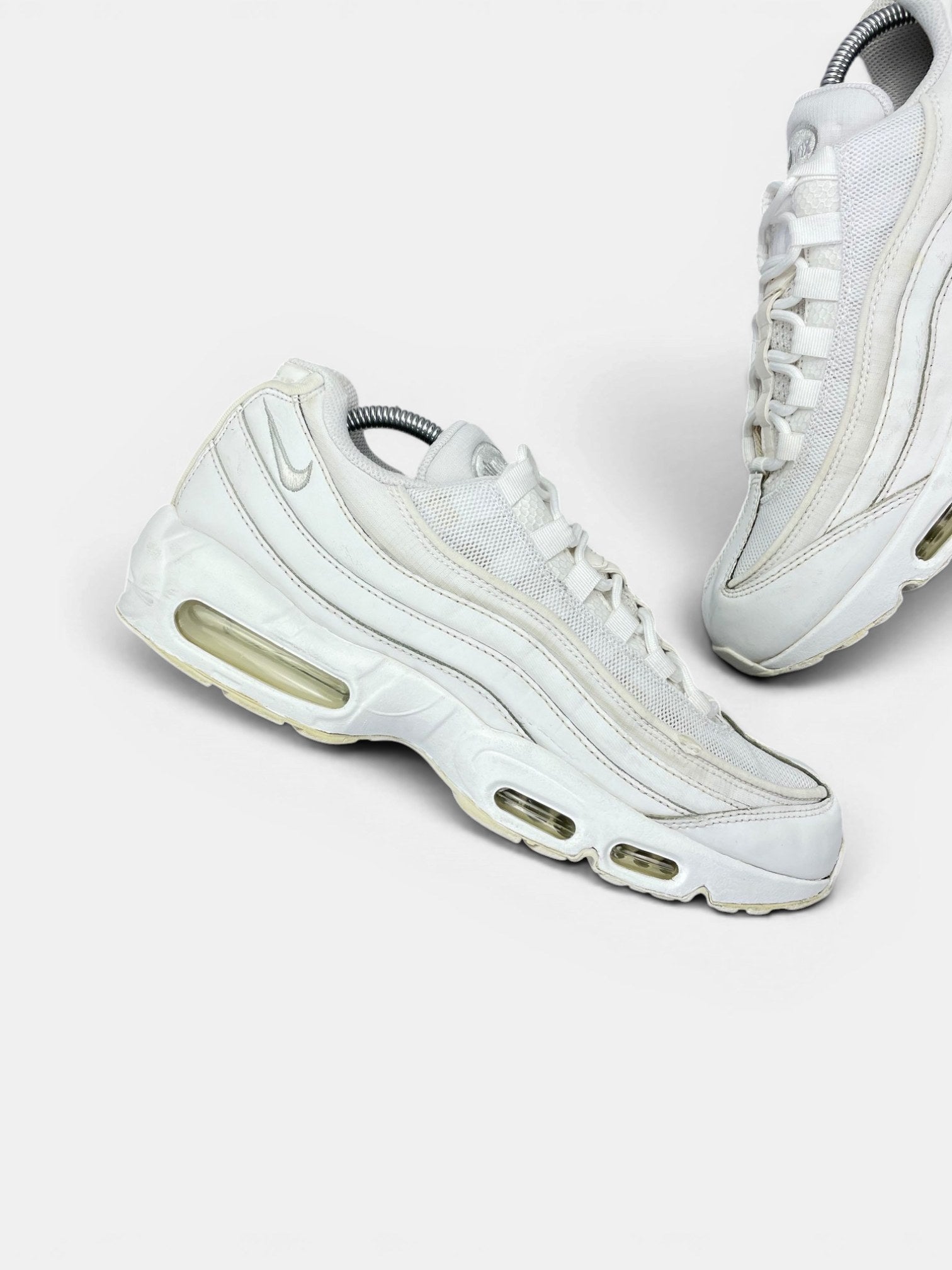 Nike Air Max 95 Essential Triple White — buty sportowe męskie w bardzo dobrym stanie rozmiar 43, zewnętrzny panel prawego buta