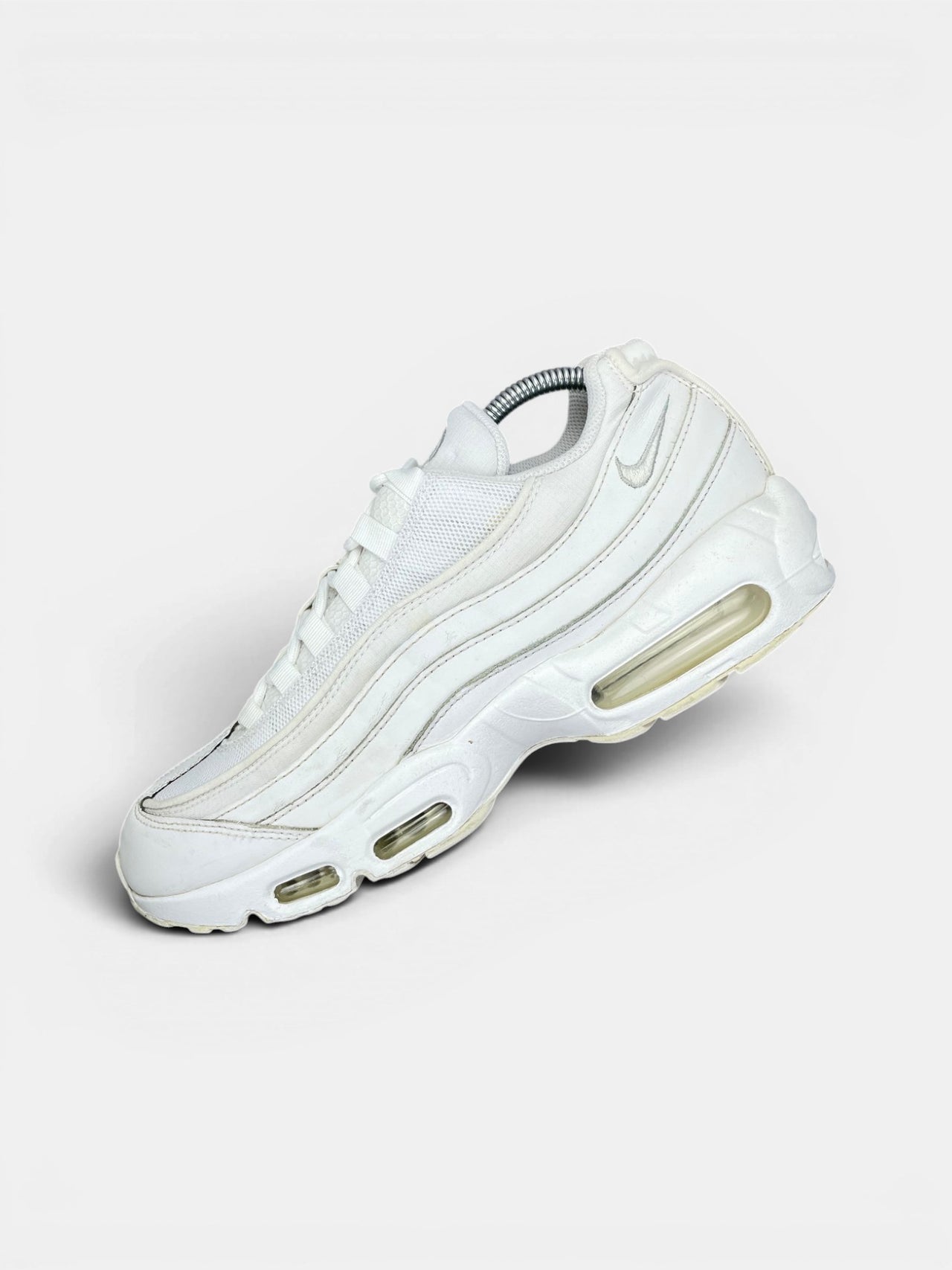 Nike Air Max 95 Essential Triple White — buty sportowe męskie w bardzo dobrym stanie rozmiar 43, zewnętrzny panel lewego buta