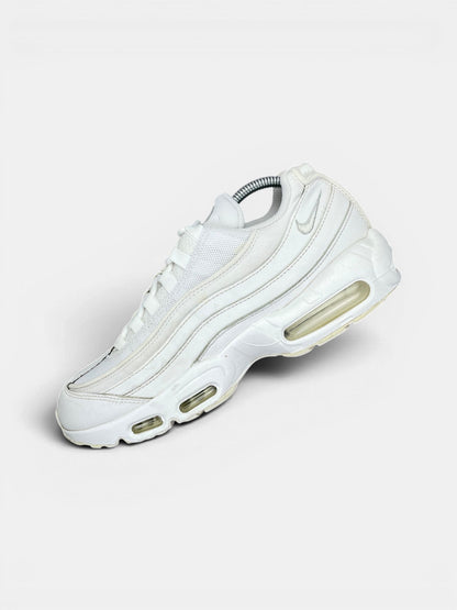 Nike Air Max 95 Essential Triple White — buty sportowe męskie w bardzo dobrym stanie rozmiar 43, zewnętrzny panel lewego buta