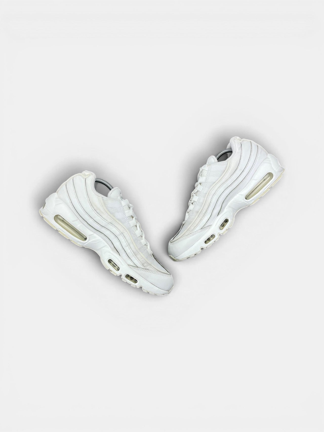 Nike Air Max 95 Essential Triple White — buty sportowe męskie w bardzo dobrym stanie rozmiar 43, widok z góry na wewnętrzną stronę butów