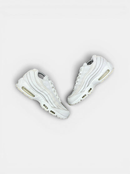Nike Air Max 95 Essential Triple White — buty sportowe męskie w bardzo dobrym stanie rozmiar 43, widok z góry na wewnętrzną stronę butów