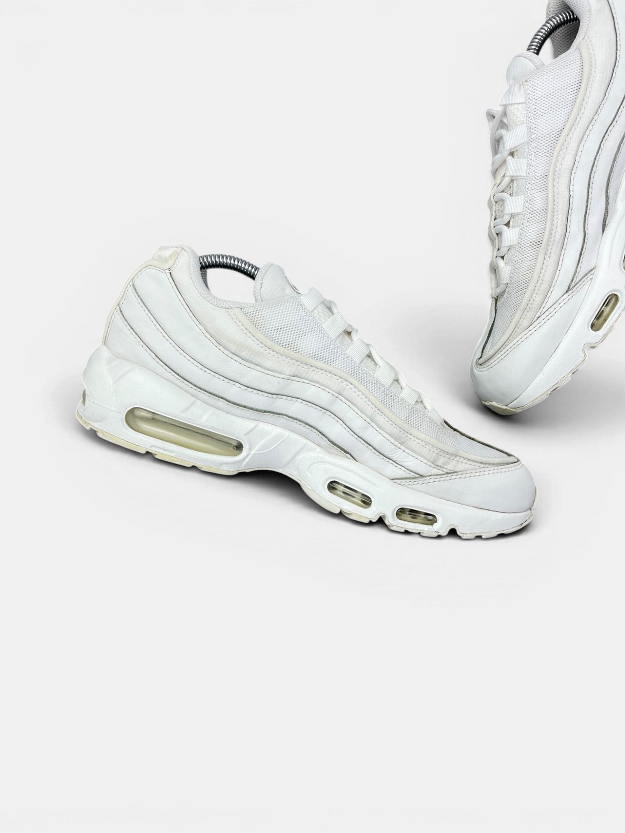 Nike Air Max 95 Essential Triple White — buty sportowe męskie w bardzo dobrym stanie rozmiar 43, wewnętrzny panel lewego buta