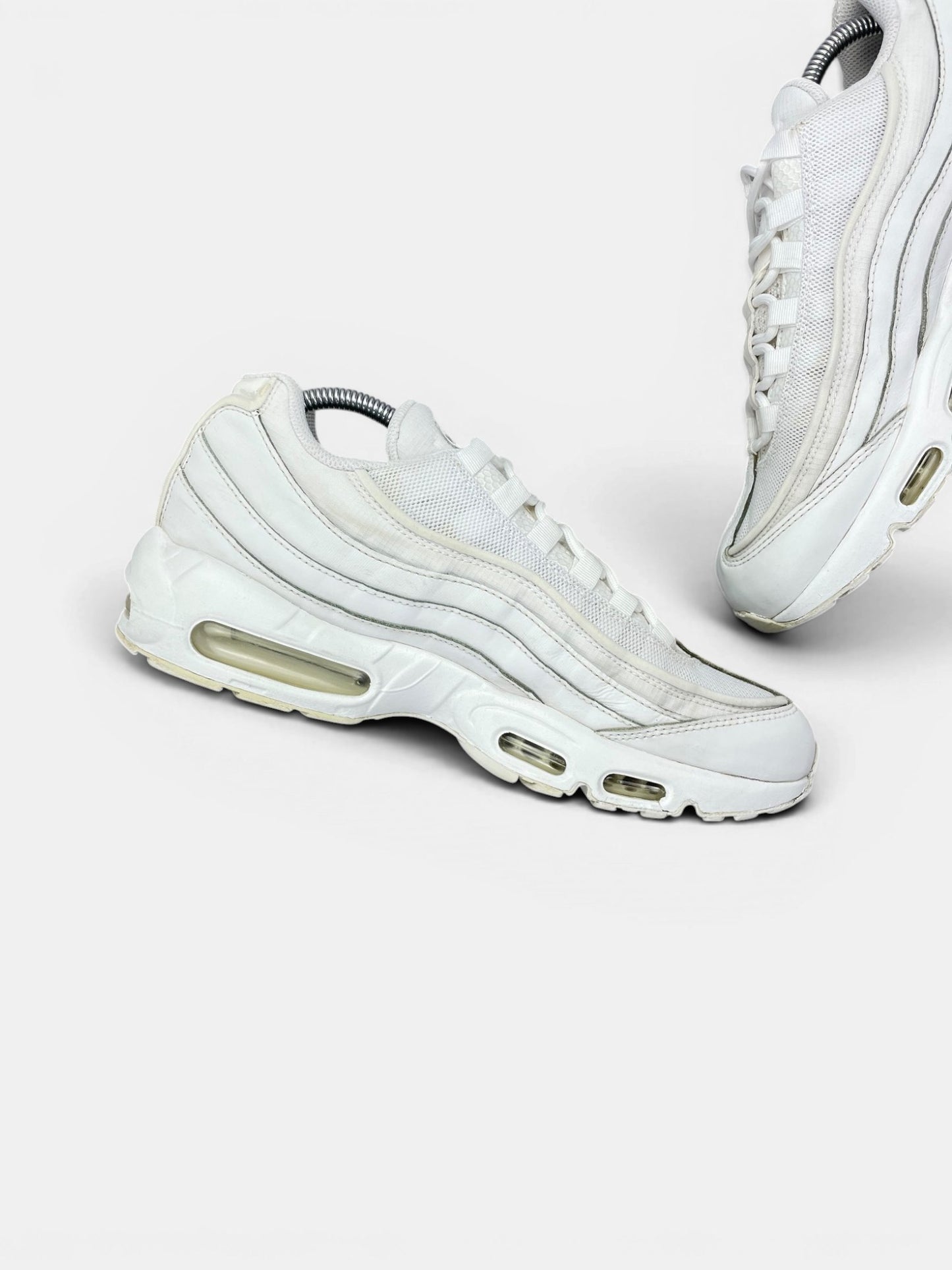 Nike Air Max 95 Essential Triple White — buty sportowe męskie w bardzo dobrym stanie rozmiar 43, wewnętrzny panel lewego buta
