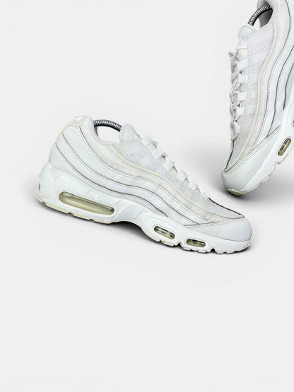 Nike Air Max 95 Essential Triple White — buty sportowe męskie w bardzo dobrym stanie rozmiar 43, wewnętrzny panel lewego buta