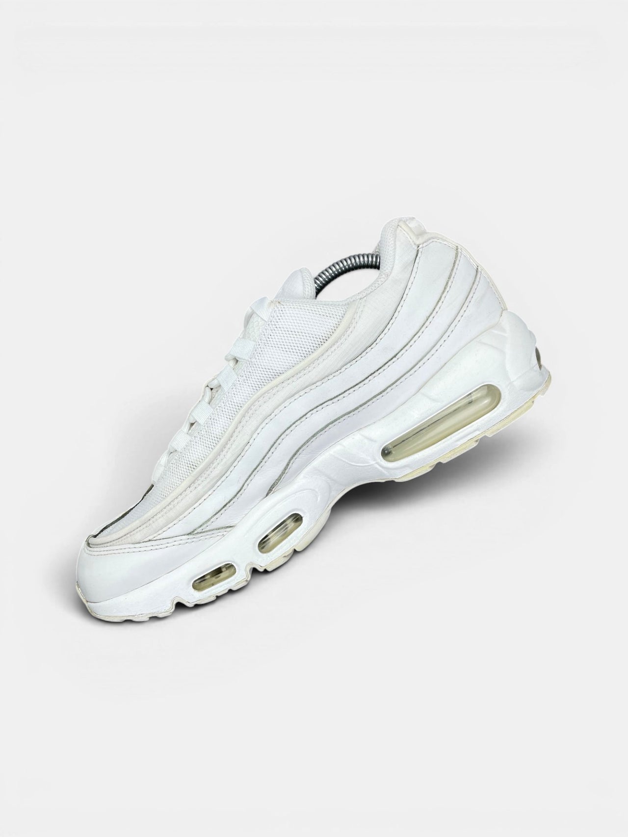 Nike Air Max 95 Essential Triple White — buty sportowe męskie w bardzo dobrym stanie rozmiar 43, wewnętrzny panel prawego buta
