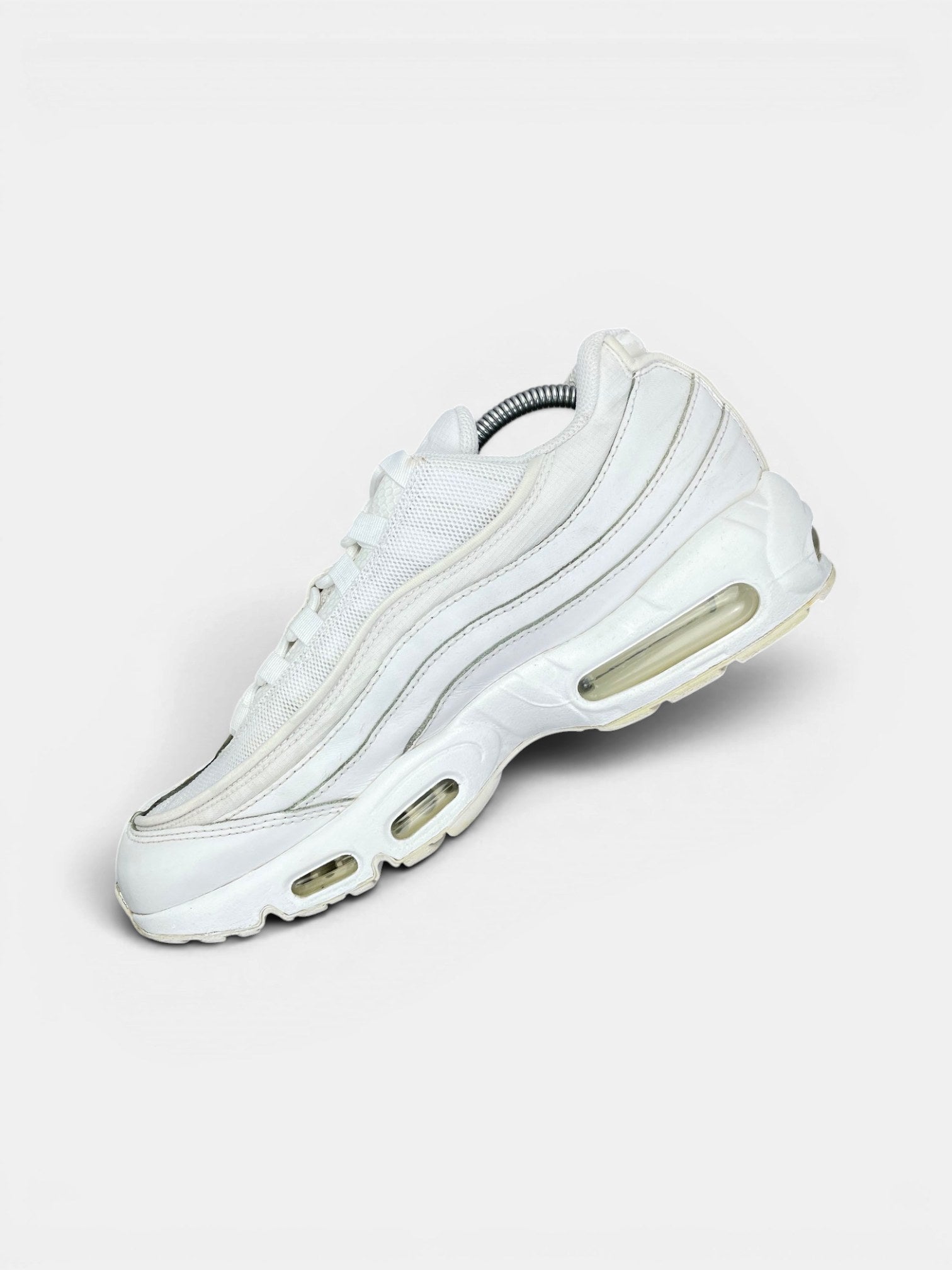Nike Air Max 95 Essential Triple White — buty sportowe męskie w bardzo dobrym stanie rozmiar 43, wewnętrzny panel prawego buta