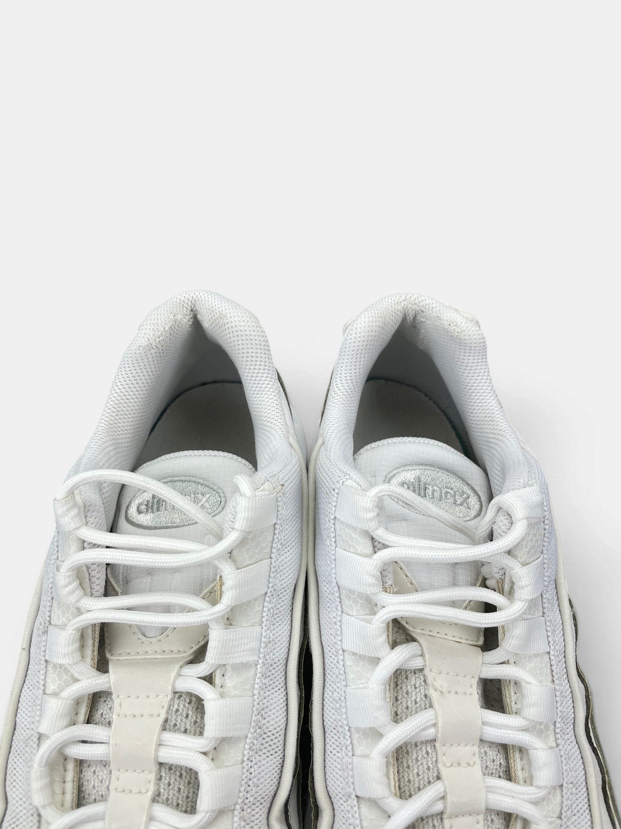 Nike Air Max 95 Essential Triple White — buty sportowe męskie w bardzo dobrym stanie rozmiar 43, zapiętki butów