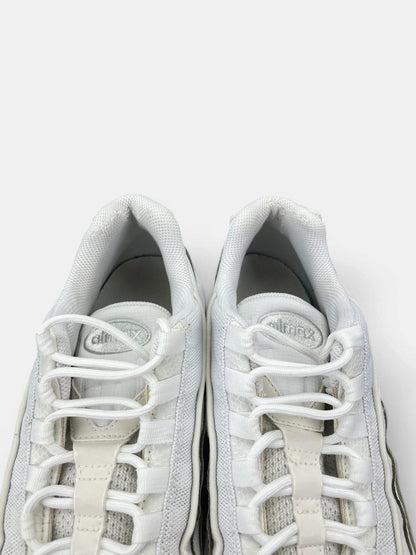 Nike Air Max 95 Essential Triple White — buty sportowe męskie w bardzo dobrym stanie rozmiar 43, zapiętki butów