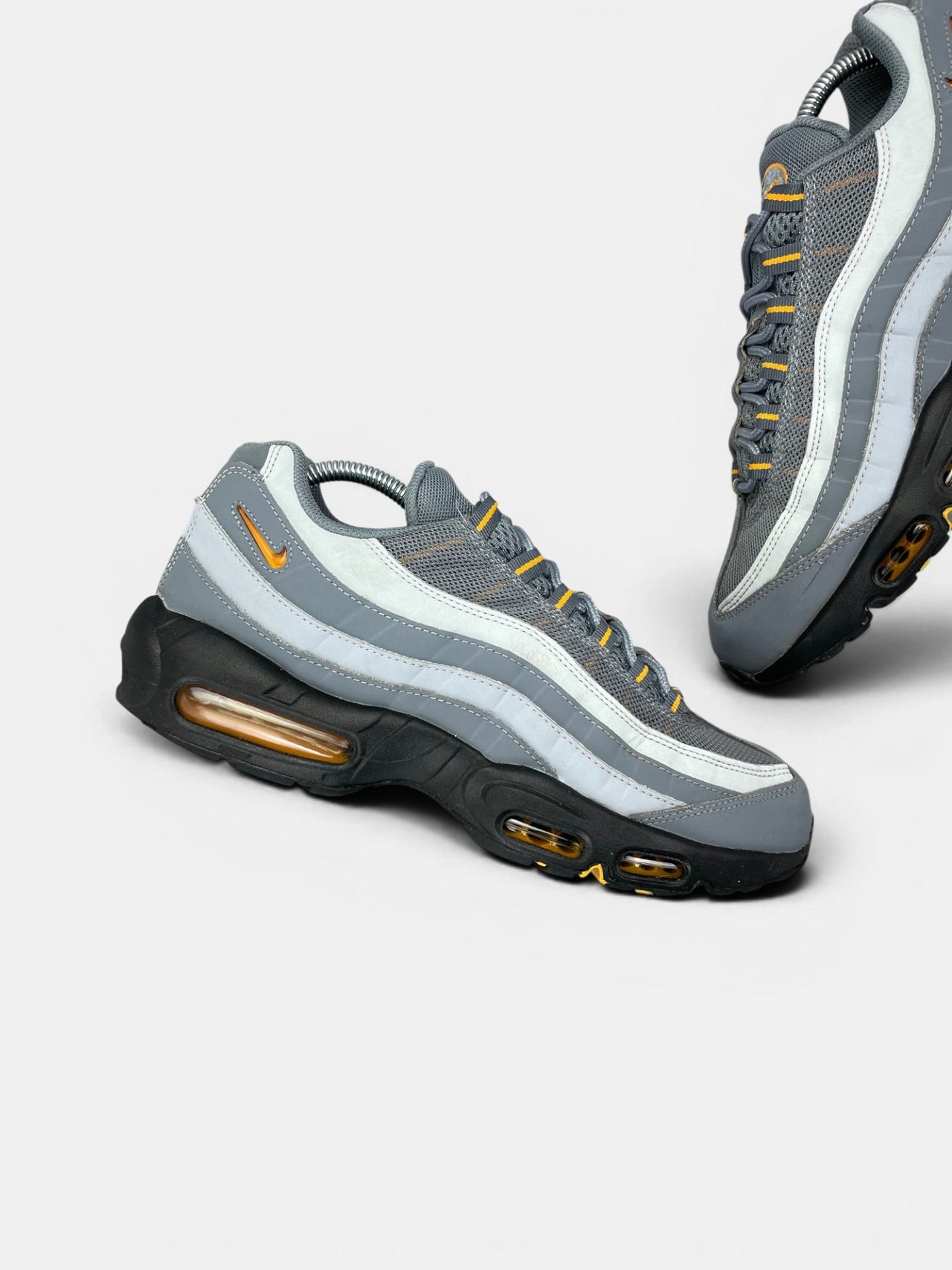 Nike Air Max 95 Cool Grey Sundial — buty sportowe męskie w bardzo dobrym stanie rozmiar 44, zewnętrzny panel prawego buta