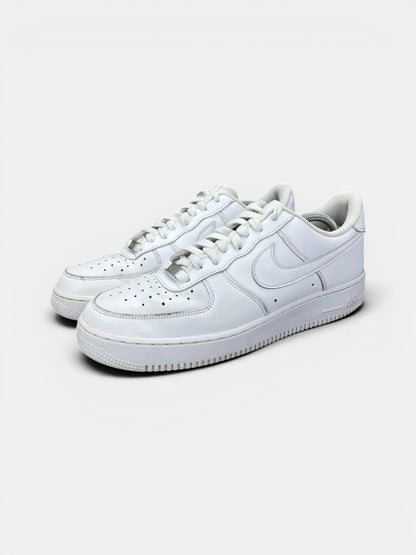 Nike Air Force 1 Low Triple White — buty sportowe męskie w bardzo dobrym stanie rozmiar 44.5, widok z boku