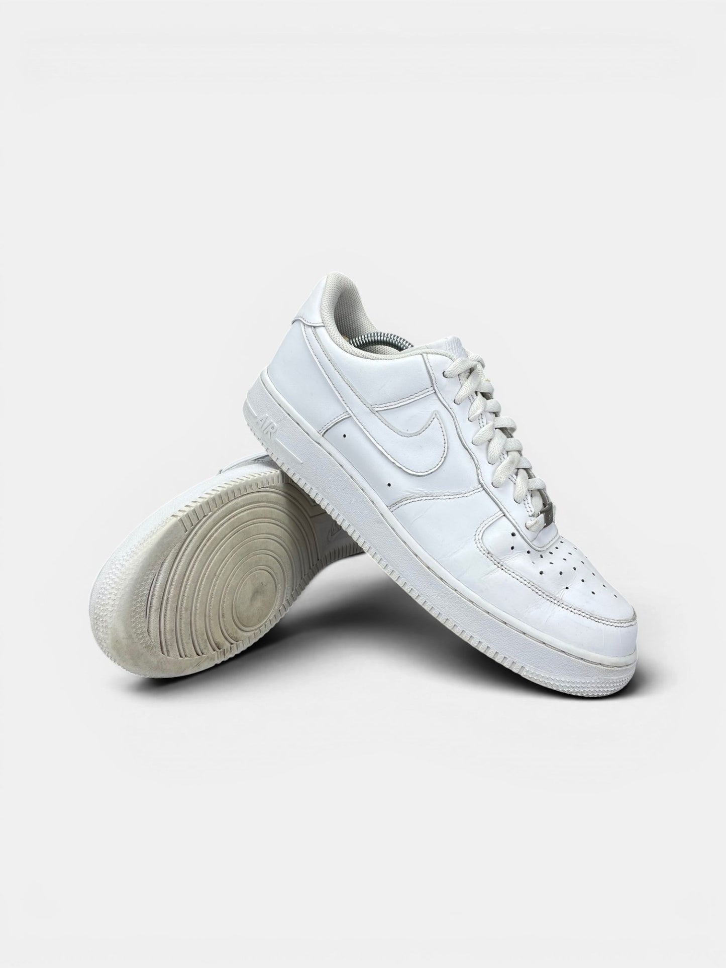 Nike Air Force 1 Low Triple White — buty sportowe męskie w bardzo dobrym stanie rozmiar 44.5, boczny profil