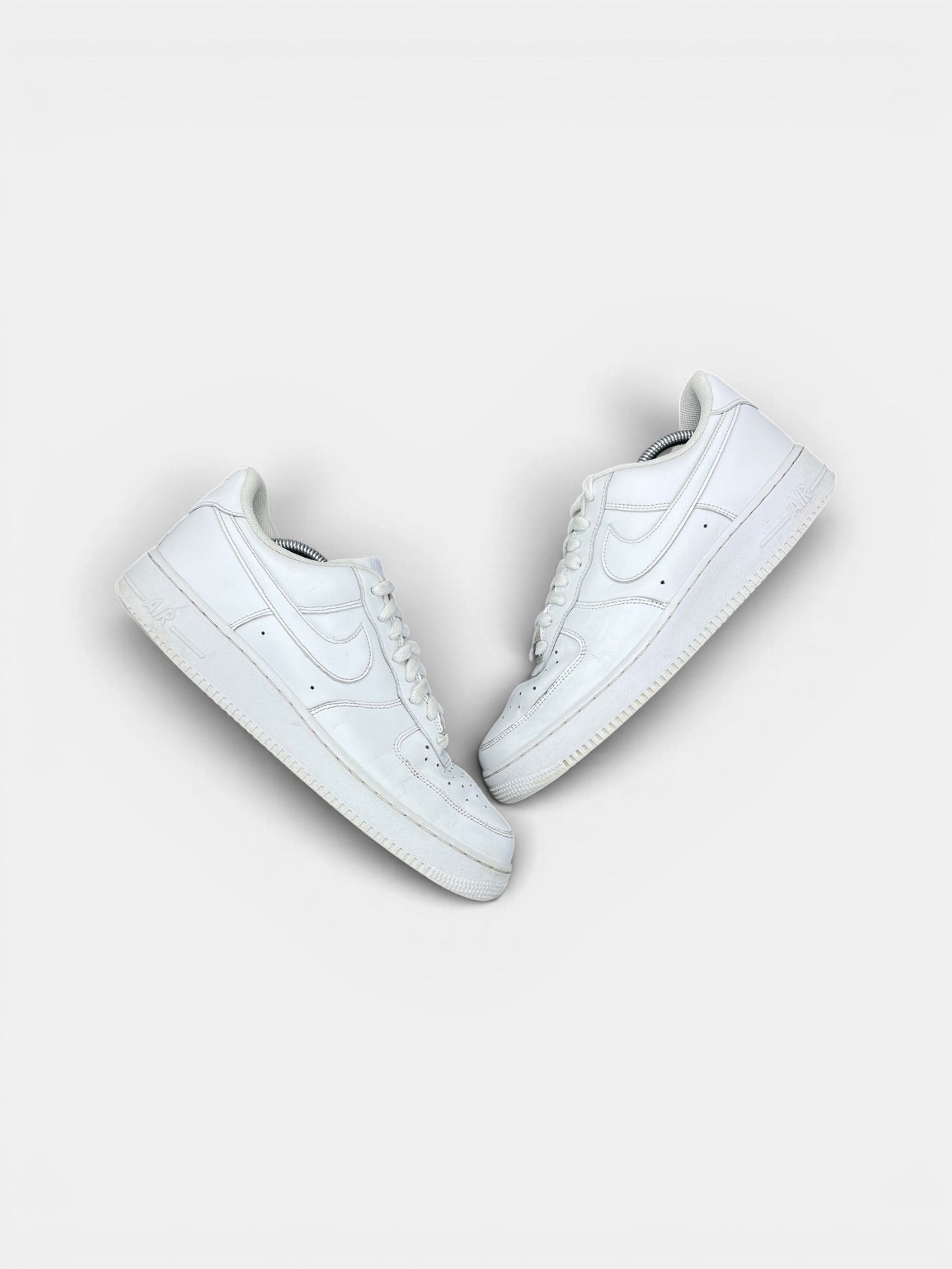Nike Air Force 1 Low Triple White — buty sportowe męskie w bardzo dobrym stanie rozmiar 44.5, widok z góry na zewnętrzną stronę butów