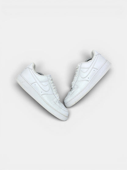 Nike Air Force 1 Low Triple White — buty sportowe męskie w bardzo dobrym stanie rozmiar 44.5, widok z góry na zewnętrzną stronę butów