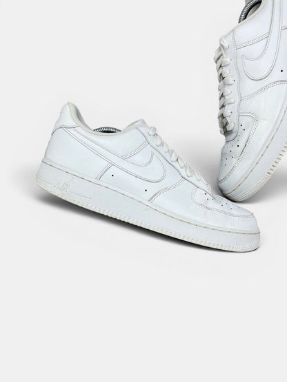 Nike Air Force 1 Low Triple White — buty sportowe męskie w bardzo dobrym stanie rozmiar 44.5, zewnętrzny panel prawego buta