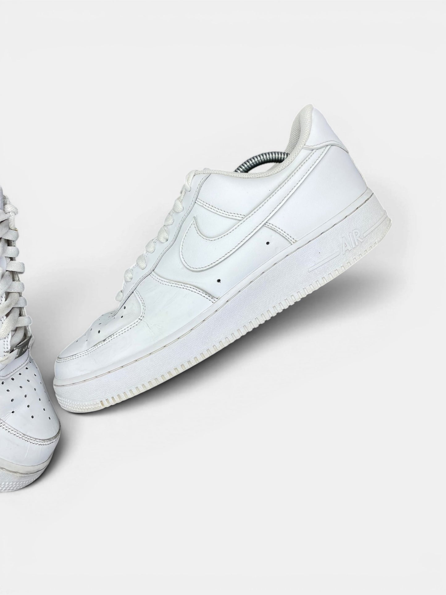 Nike Air Force 1 Low Triple White — buty sportowe męskie w bardzo dobrym stanie rozmiar 44.5, zewnętrzny panel lewego buta