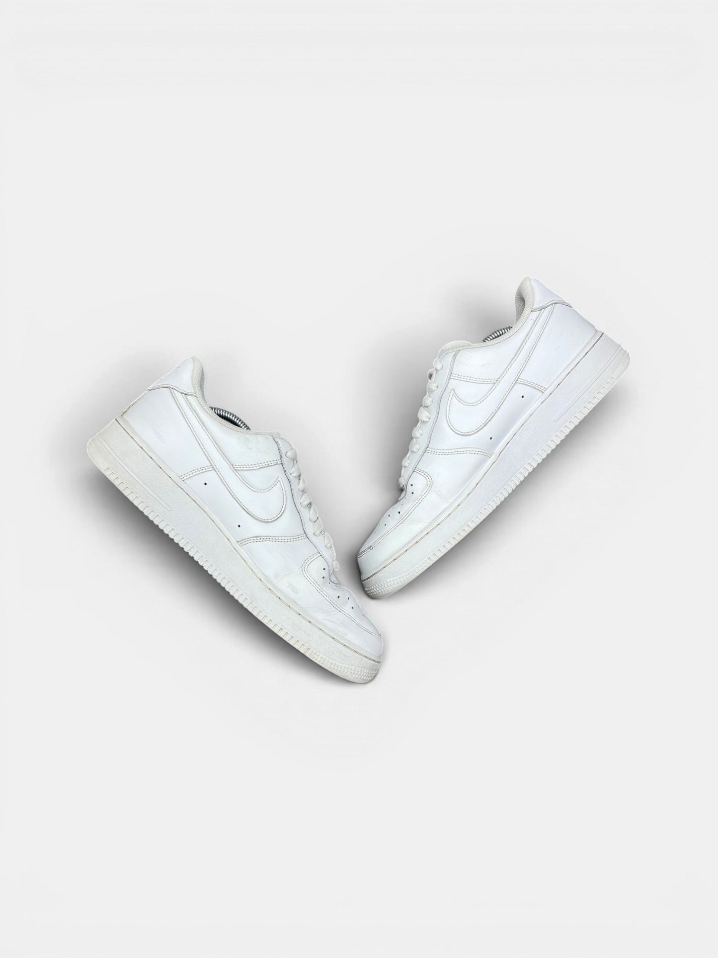 Nike Air Force 1 Low Triple White — buty sportowe męskie w bardzo dobrym stanie rozmiar 44.5, widok z góry na wewnętrzną stronę butów