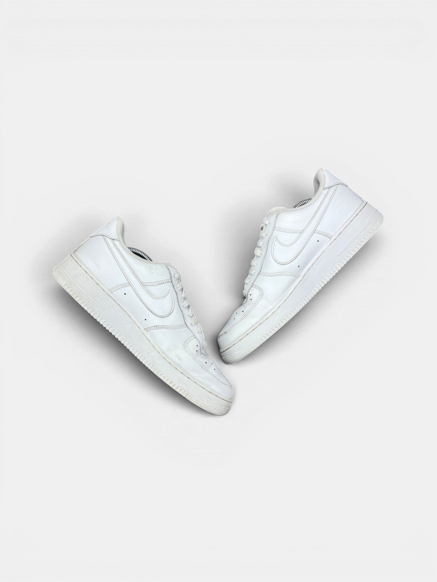 Nike Air Force 1 Low Triple White — buty sportowe męskie w bardzo dobrym stanie rozmiar 44.5, widok z góry na wewnętrzną stronę butów