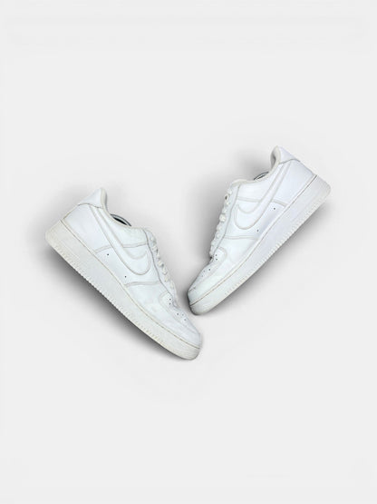 Nike Air Force 1 Low Triple White — buty sportowe męskie w bardzo dobrym stanie rozmiar 44.5, widok z góry na wewnętrzną stronę butów