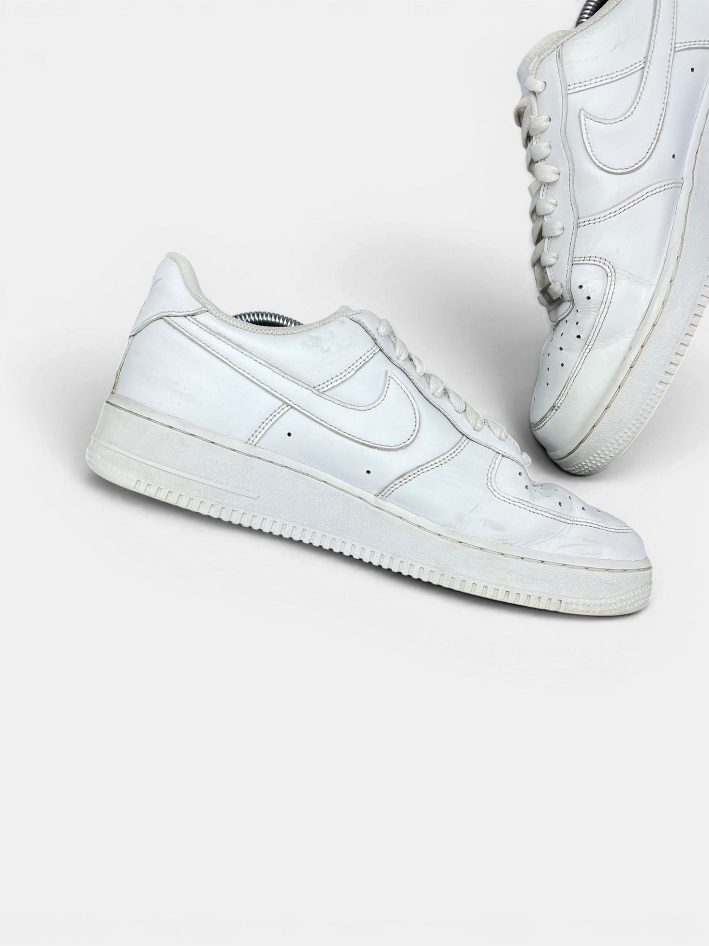 Nike Air Force 1 Low Triple White — buty sportowe męskie w bardzo dobrym stanie rozmiar 44.5, wewnętrzny panel lewego buta
