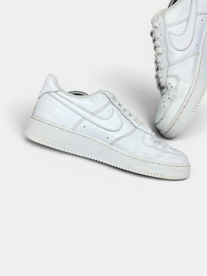 Nike Air Force 1 Low Triple White — buty sportowe męskie w bardzo dobrym stanie rozmiar 44.5, wewnętrzny panel lewego buta