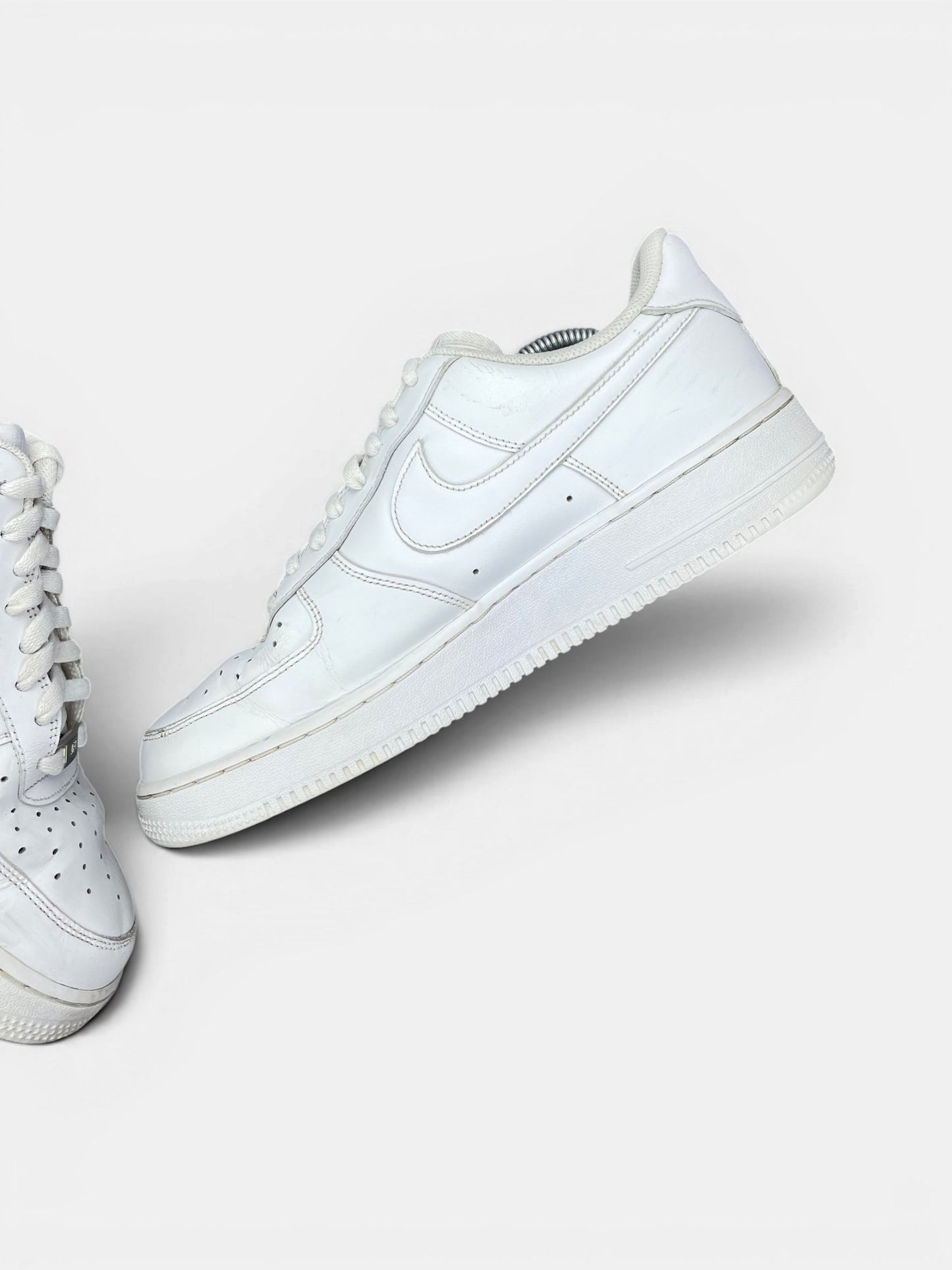 Nike Air Force 1 Low Triple White — buty sportowe męskie w bardzo dobrym stanie rozmiar 44.5, wewnętrzny panel prawego buta