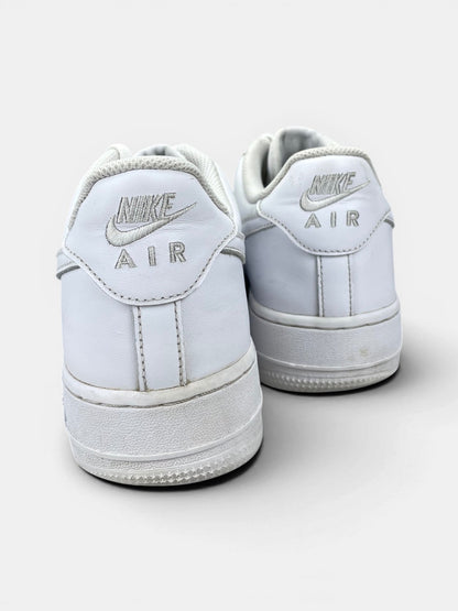 Nike Air Force 1 Low Triple White — buty sportowe męskie w bardzo dobrym stanie rozmiar 44.5, widok z tyłu