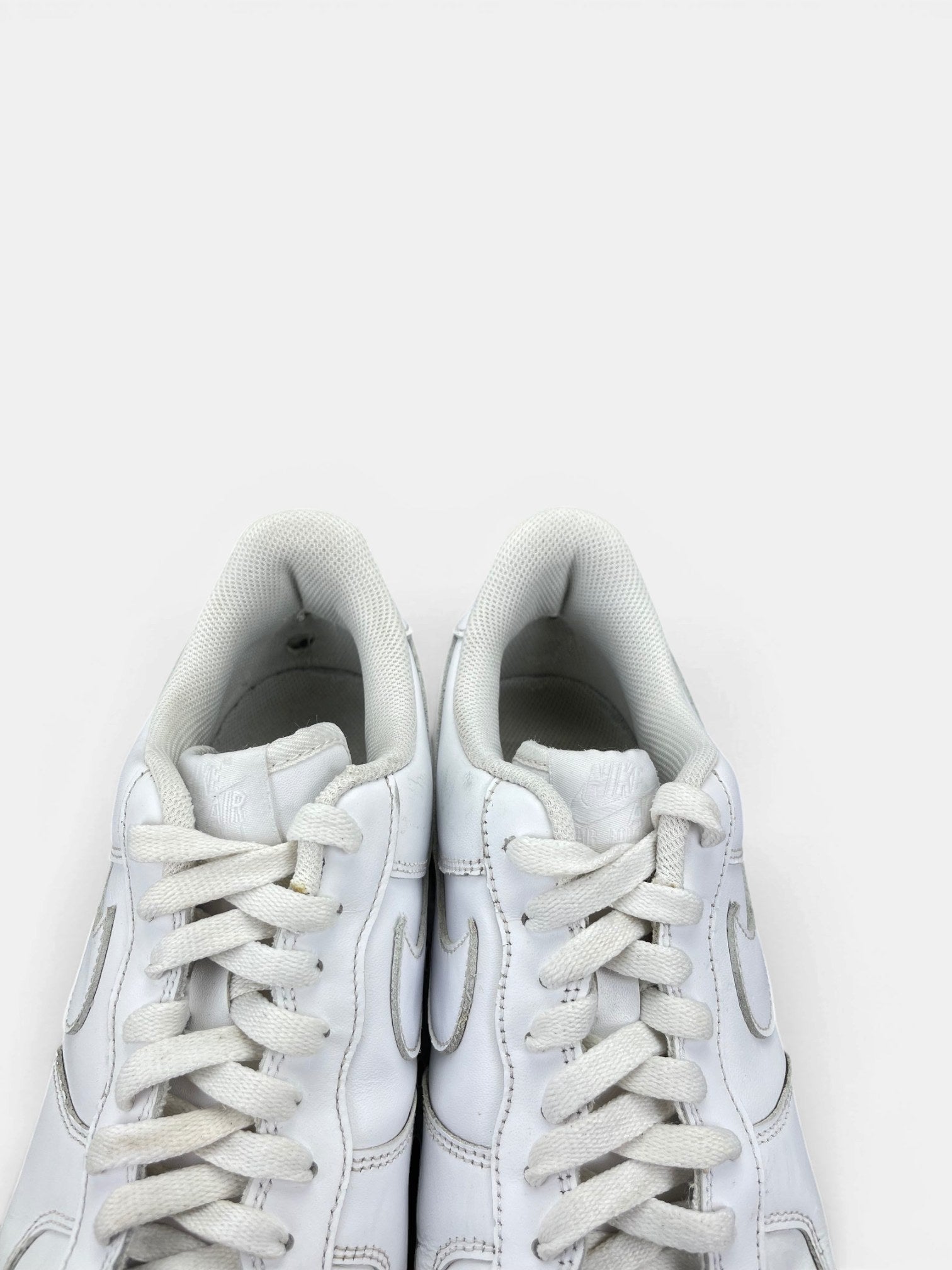Nike Air Force 1 Low Triple White — buty sportowe męskie w bardzo dobrym stanie rozmiar 44.5, zapiętki butów