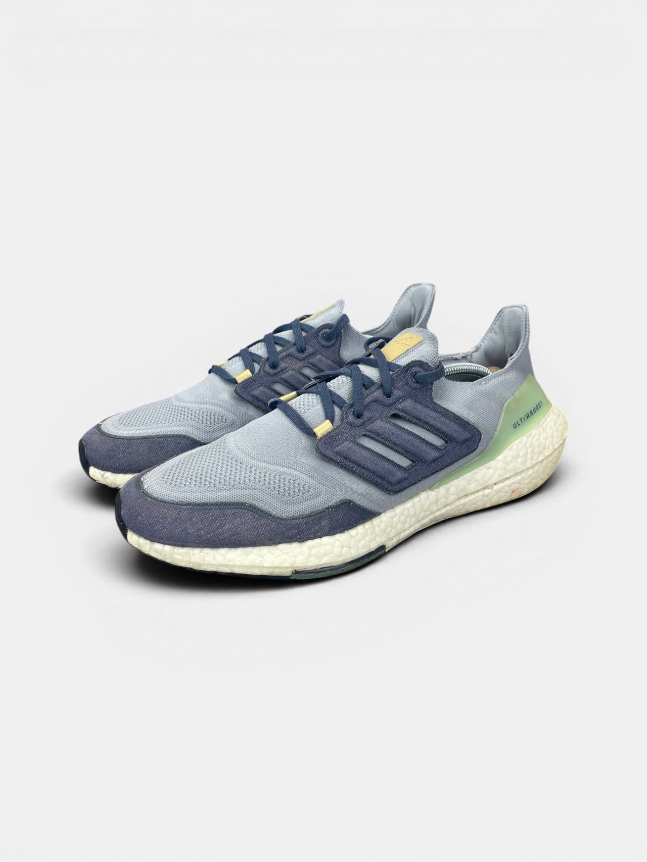 Adidas Ultraboost 22 Halo Silver — buty sportowe męskie w bardzo dobrym stanie rozmiar 47 1/3, widok z boku