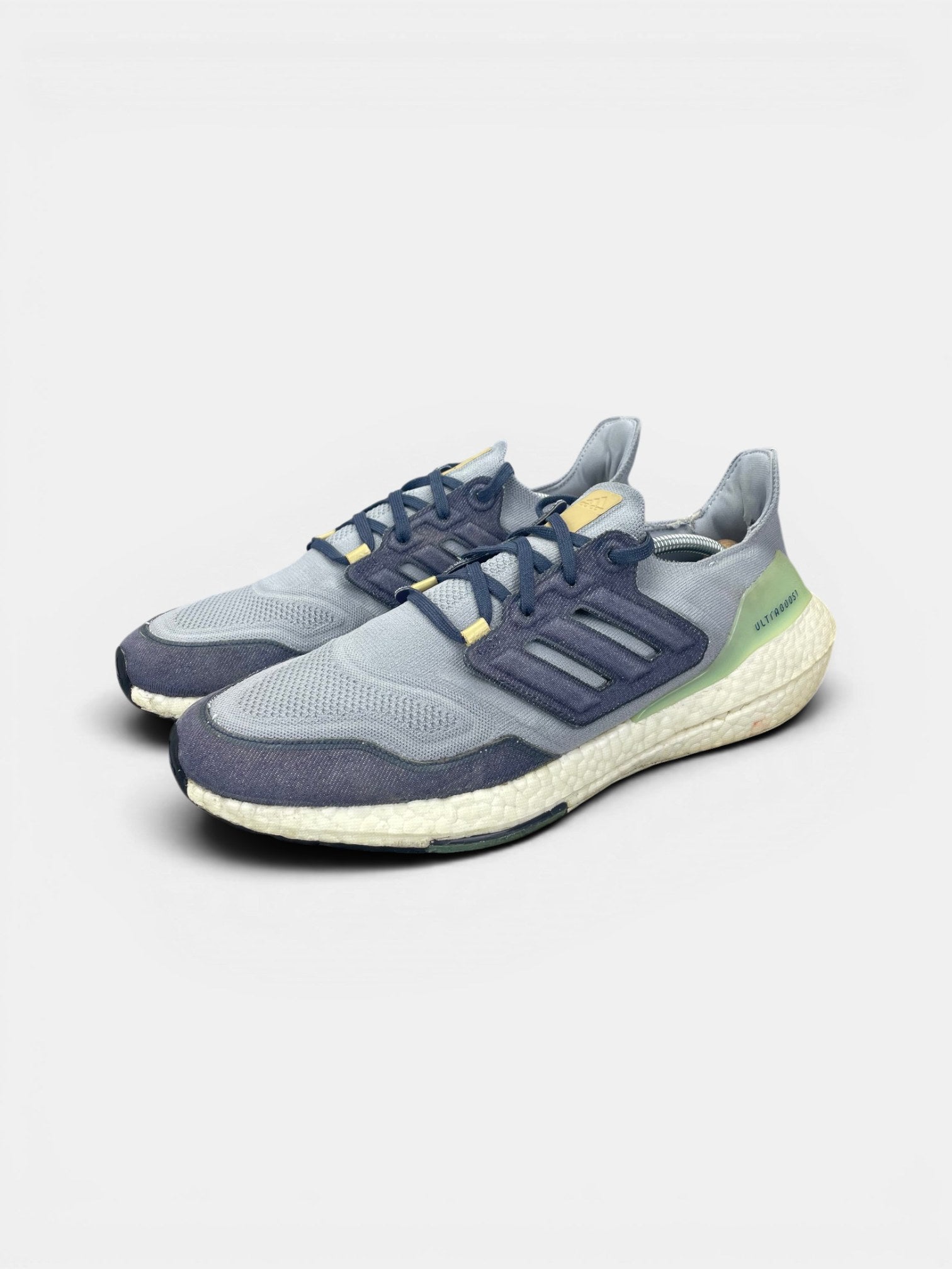 Adidas Ultraboost 22 Halo Silver — buty sportowe męskie w bardzo dobrym stanie rozmiar 47 1/3, widok z boku