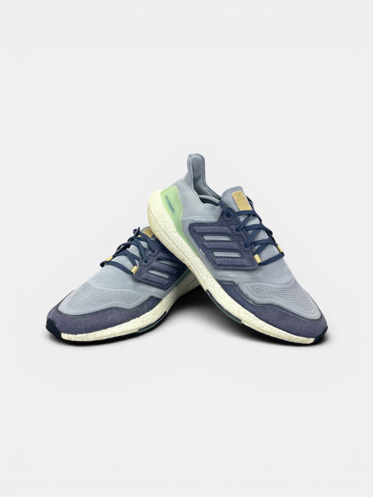 Adidas Ultraboost 22 Halo Silver — buty sportowe męskie w bardzo dobrym stanie rozmiar 47 1/3, boczny profil