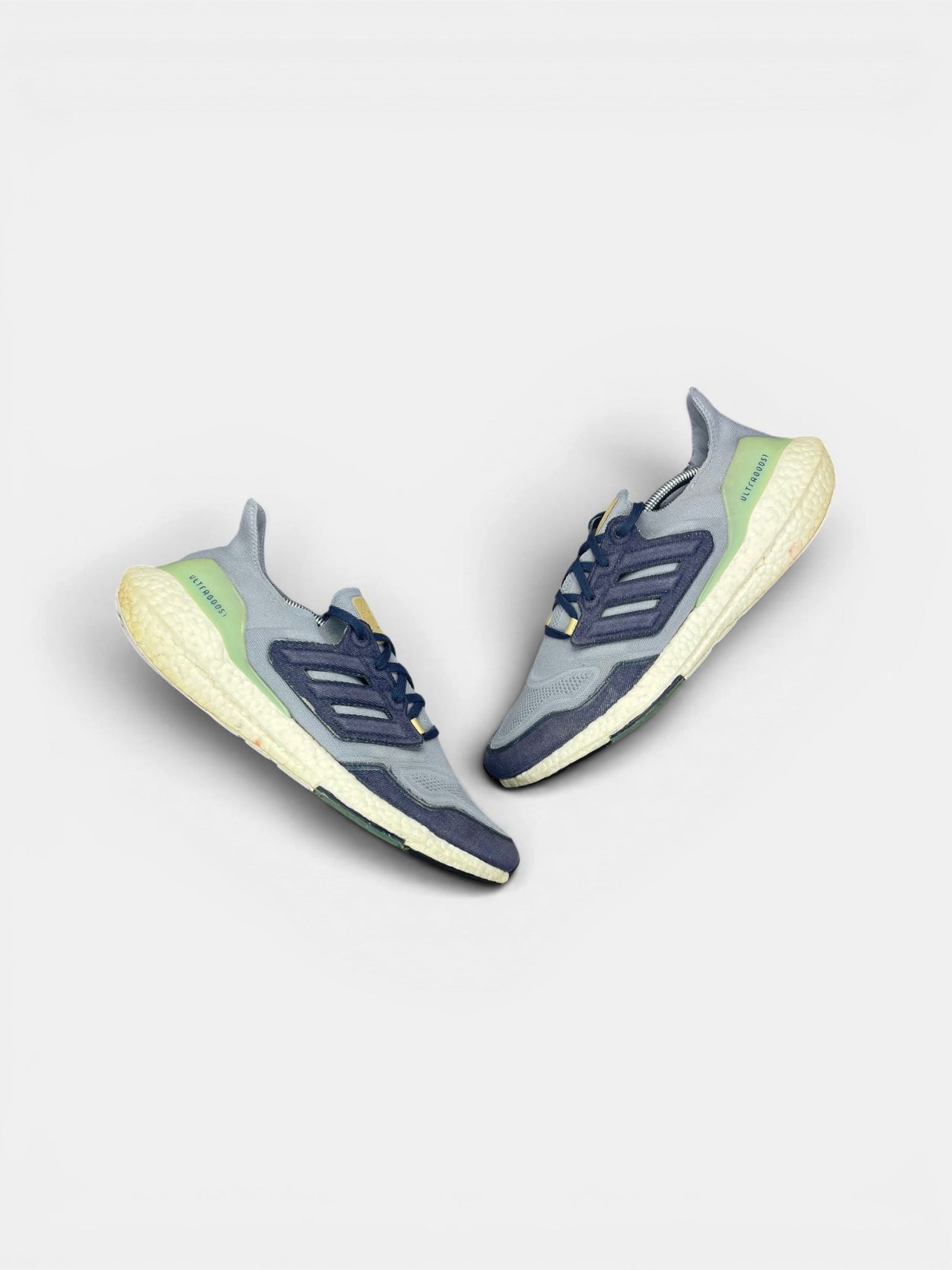 Adidas Ultraboost 22 Halo Silver — buty sportowe męskie w bardzo dobrym stanie rozmiar 47 1/3, widok z góry na zewnętrzną stronę butów