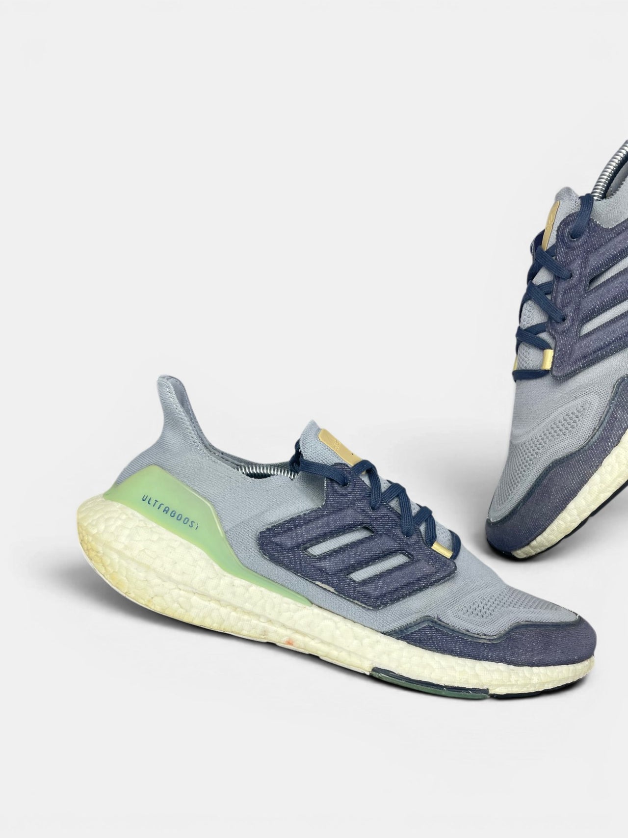 Adidas Ultraboost 22 Halo Silver — buty sportowe męskie w bardzo dobrym stanie rozmiar 47 1/3, zewnętrzny panel prawego buta