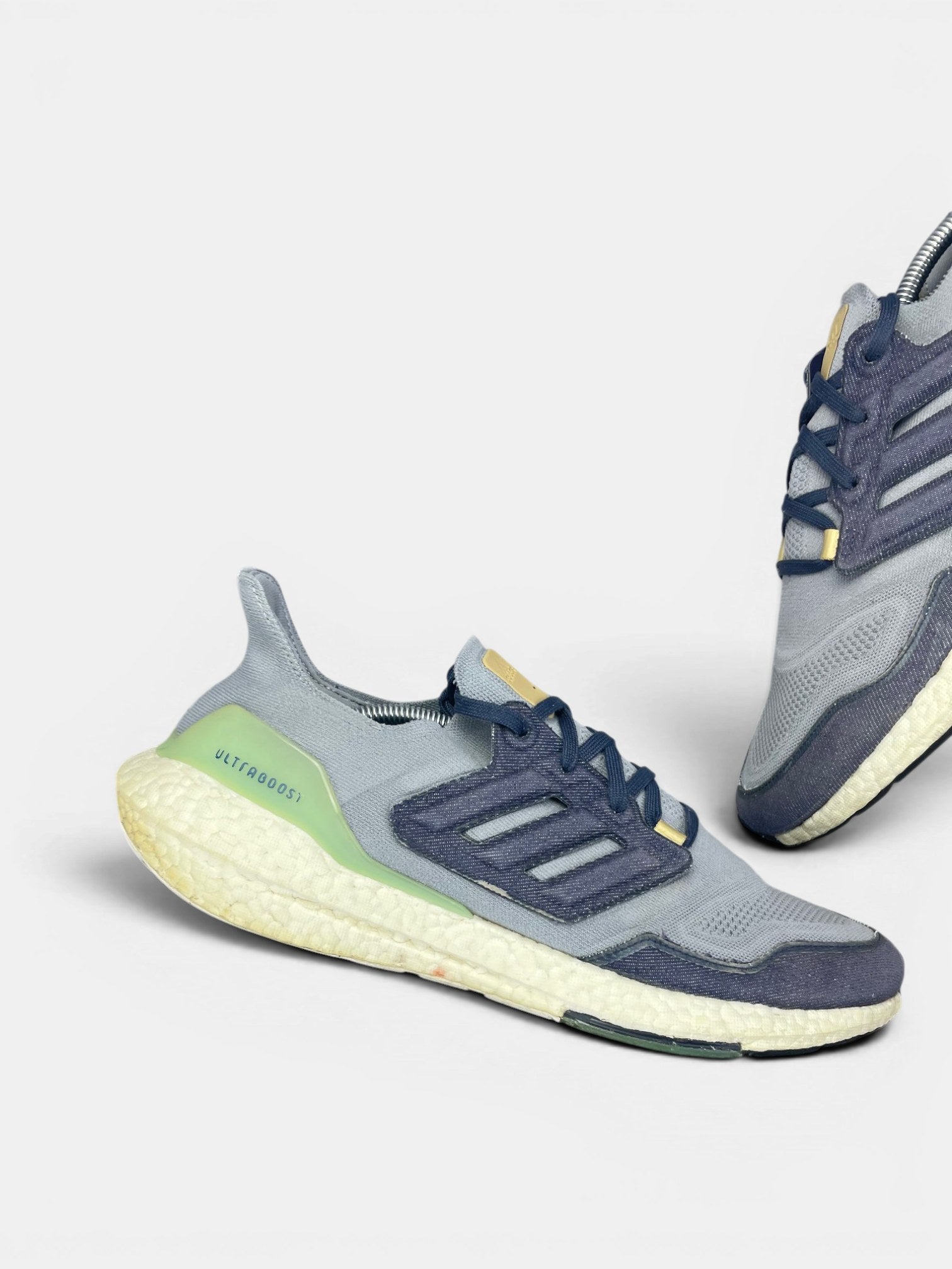 Adidas Ultraboost 22 Halo Silver — buty sportowe męskie w bardzo dobrym stanie rozmiar 47 1/3, zewnętrzny panel prawego buta