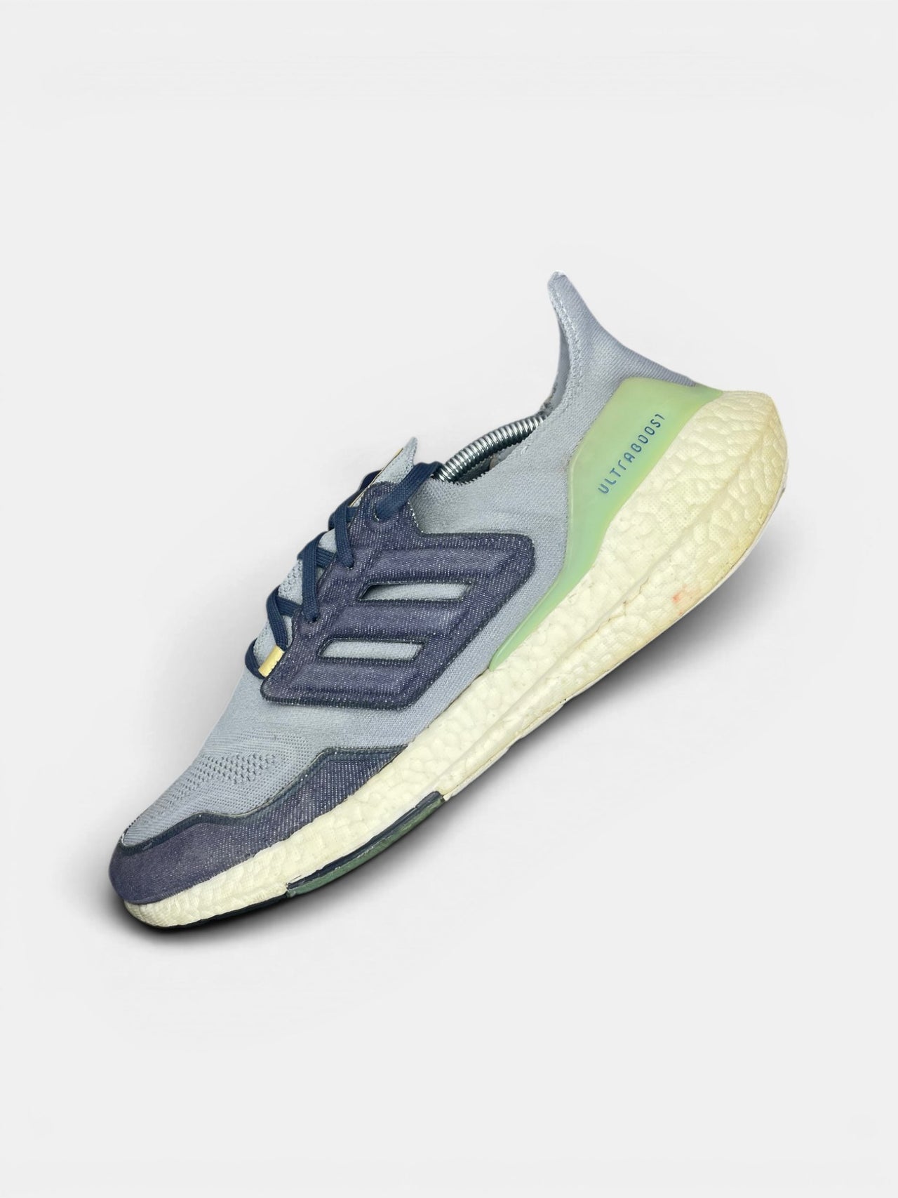 Adidas Ultraboost 22 Halo Silver — buty sportowe męskie w bardzo dobrym stanie rozmiar 47 1/3, zewnętrzny panel lewego buta