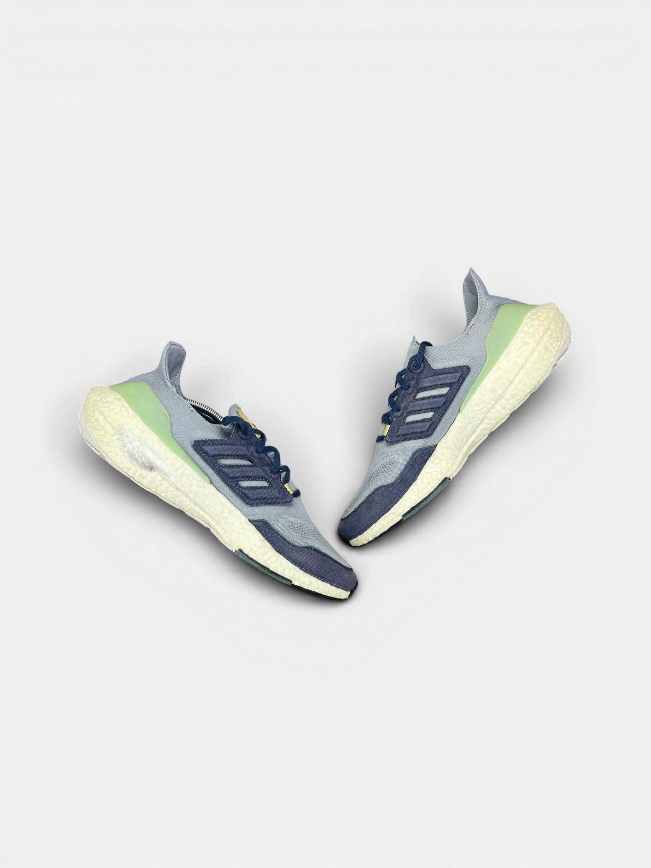 Adidas Ultraboost 22 Halo Silver — buty sportowe męskie w bardzo dobrym stanie rozmiar 47 1/3, widok z góry na wewnętrzną stronę butów